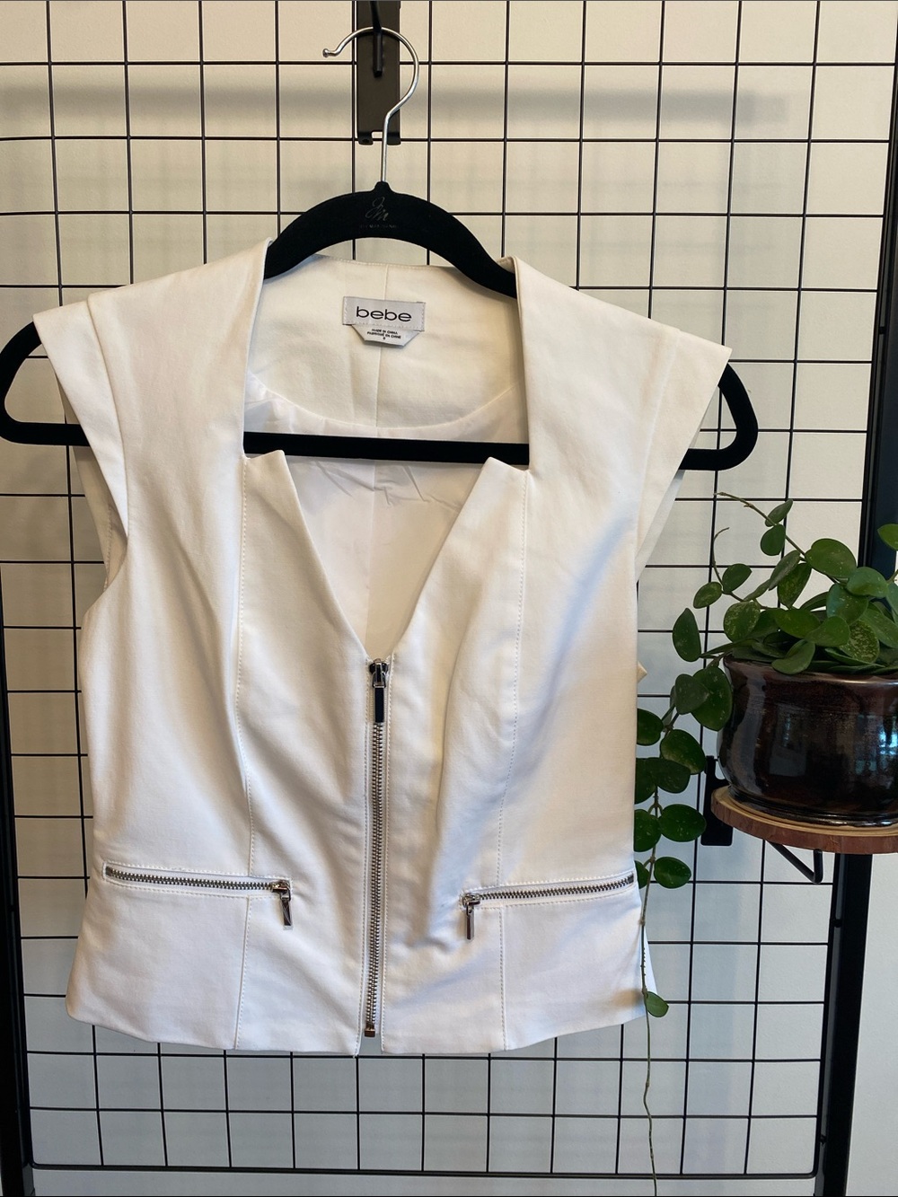 bebe White Sleeveless Zip Front Vest size 0